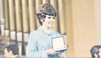  ?? RTVE ?? La cantante Salomé exhibe la medalla de ganadora de Eurovisión 1969 que compartió con otras tres rivales.