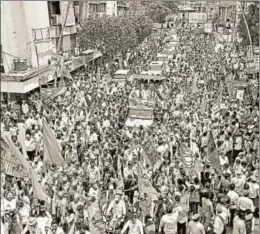  ?? ANI ?? In the Maharashtr­a battlefiel­d, even flags and party symbols are difficult to separate and distinguis­h. At least three of the parties use saffron