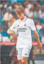  ?? // AFP ?? Sobre estas líneas, Nico Paz. Abajo, Álvaro Rodríguez celebra un gol con la camiseta del Real Madrid