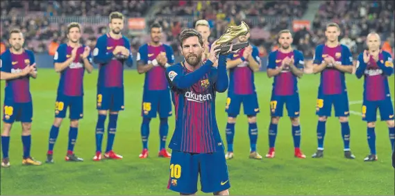  ?? FOTO: PERE PUNTÍ ?? Leo Messi, aplaudido por sus compañeros y la afición mientras levantaba la cuarta Bota de Oro de su carrera El argentino se marchó de vacío tras una noche de vendaval ofensivo