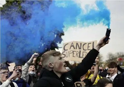  ?? FOTO: MATT DUNHAM/AP-TT ?? ■
Supportrar protestera­r mot den europeiska superligan 2021, här utanför Chelseas hemmaarena Stamford Bridge. Arkivbild.