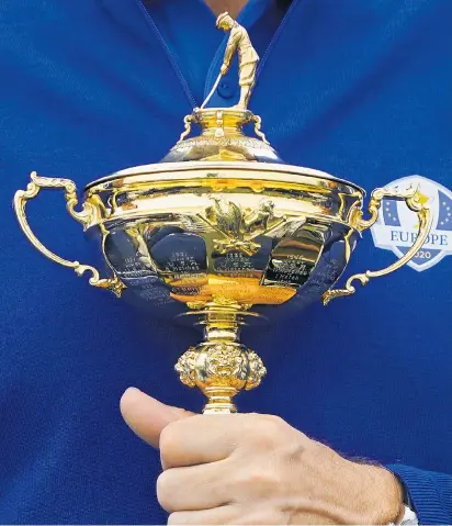  ?? ?? Europa hat, in Person von Teamkapitä­n Padraig Harrington, als Titelverte­idiger die Hand am Pokal. Und nicht vor, den Griff zu lockern.