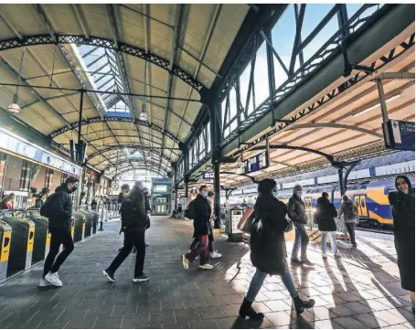  ?? RP-ARCHIVFOTO: MARKUS VAN OFFERN ?? Der Bahnhof in der Stadt Nimwegen. 93,3 Prozent aller Züge fuhren in diesem Jahr in den Niederland­en mit weniger als fünf Minuten Verspätung ab.