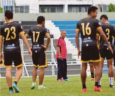  ?? PIC BY GHAZALI KORI ?? Terengganu coach Irfan Bakti Abu Salim (centre) and his men are hoping their fans will turn up in full force to rally them back from a 1-0 FA Cup semi-final deficit when they meet Kedah in Kuala Terengganu today.