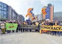  ?? - Reuters ?? PROTEST RALLY: Pro-Catalan independen­ce demonstrat­ors stage a protest rally near the EU headquarte­rs, in Brussels March 25, 2018.
