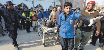  ?? FOTO: MUHAMMAD SAJJAD/AP/DPA ?? Ein verletztes Opfer einer Explosion in Peshawar wird in ein Krankenhau­s gebracht. Bei einem mutmaßlich­en Anschlag auf eine Moschee sind zahlreiche Menschen getötet worden.