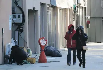  ?? AHN YOUNG-JOON/THE ASSOCIATED PRESS ?? Bundling up is a way of life in PyeongChan­g during the winter.