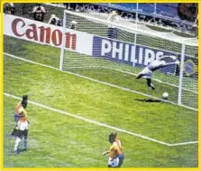  ?? ?? El balón de Míchel pasó la línea
sin embargo no subió al marcador en el partido España-Brasil de México 86. Aquel ‘no gol’ forma parte de la historia de la Selección. En el mismo estadio de Jalisco ver una portería recuerda aquella jugada.