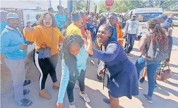  ?? ?? RESIDENTS protest outside Jubilee Hospital in Hammanskra­al. They denied the Tshwane Mayor Cilliers Brink access to the hospital amid the cholera outbreak in the area. | JACQUES NAUDE African News Agency (ANA)