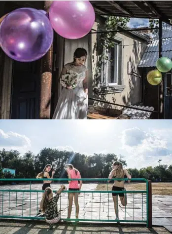  ??  ?? In alto, una giovane sposa fotografat­a in un quartiere popolare di Tiraspol; qui accanto, un gruppo di ragazzine pronte ad allenarsi sul campo di atletica della città.