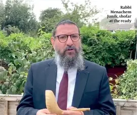  ??  ?? Rabbi Menachem Junik, shofar at the ready