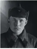  ??  ?? 1940年，德拉贡诺夫在哈巴罗夫­斯克接受培训时寄给母­亲的戎装照