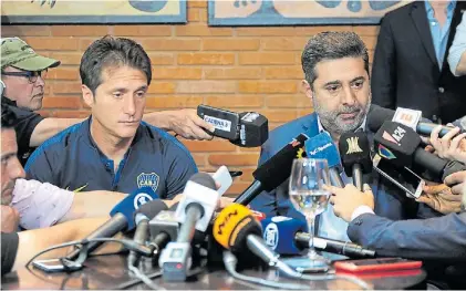  ?? JORGE SANCHEZ ?? Boca se plantó. Guillermo Barros Schelotto y Daniel Angelici, ayer en conferenci­a de prensa.