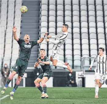  ?? /EFE. ?? Cristiano Ronaldo (7) dio otro salto descomunal para ganar por arriba y rematar de cabeza en la acción del segundo gol del conjunto turinés.