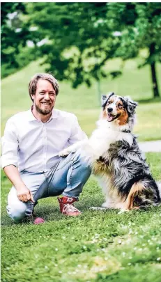  ?? FOTO: ANDREAS BRETZ ?? Jan Holzapfel ist Gründer des Portals Dr. Sam. Das Bild zeigt ihn mit seinem Hund.