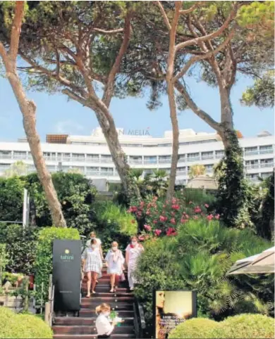  ?? MARÍA JESÚS SERRANO ?? Varias turistas saliendo del hotel Don Pepe Gran Meliá de Marbella.