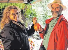  ?? FOTO: MILENA HÄNISCH ?? Gegensätze im Garten: Michael Schick zeigt mit seiner Mitarbeite­rin Sabine die Vielfalt der Tomate: sie mit der „Violetten Kirsche“er mit „German Gold“.