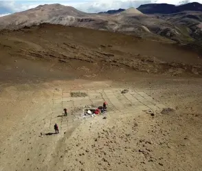  ?? FELIPE TRUEBA ?? Los paleontólo­gos en el lugar donde encontraro­n los fósiles en Cerro Guido, Magallanes, Chile.