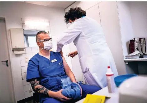  ?? FOTO: ANDREAS BRETZ ?? Auch das Personal vom Düsseldorf­er Florence-Nigtingale-Krankenhau­s wird gegen Covid-19 geimpft.