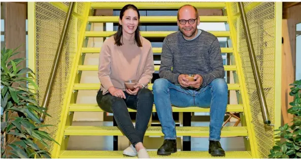  ?? FOTO: OLIVER DIETZE ?? Bernd Pohl und Carolin Ackermann, die Sprecher des Start-up-Verbandes Saarland, fordern eine bessere Finanzieru­ng von jungen Unternehme­nsgründern im Saarland.