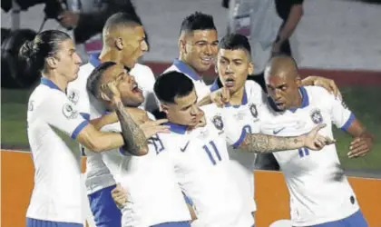  ?? EFE ?? Los jugadores de Brasil celebran uno de los dos tantos anotados por Coutinho, ayer.