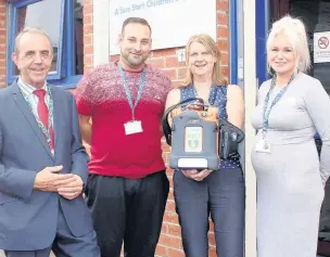  ??  ?? ●»Coun Kieran Heakin, assistant to the cabinet member for children’s services, Saqub Hussain,youth worker, Alison Smith, children’s centre manager and Lisa Kimpton public health programme officer, with the defibrilla­tor which was installed at Newbold...