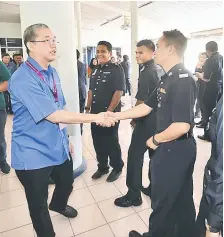  ??  ?? NGABAS PENGUNDI: Fadillah meri awak diri ngabas palan ngundi tumu ba IPK Sarawak ensana.