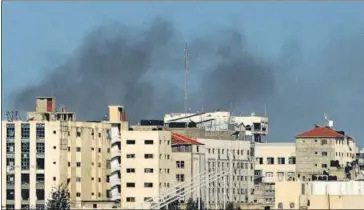  ?? REUTERS ?? Smoke rises during an Israeli raid at Al-Shifa hospital and the area around it, in Gaza City, on Thursday.