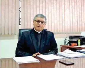  ??  ?? RELIGIOSO. Monseñor Walter Heras pide que se respeten las medidas de biosegurid­ad al ingresar al templo.