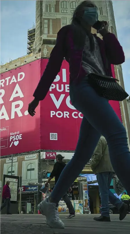  ?? ALBERTO R. ROLDÁN ?? Cartel electoral gigante de Gabilondo y el PSOE de Madrid en la céntrica plaza de Callao