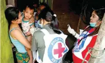  ?? MARK BALMORES ?? BAKUNA KAYO
D’YAN! Upang makontrol ang pagdami ng kaso ng tigdas sa bansa, simula kahapon ay nagbabahay-bahay ang Philippine Red Cross upang mabakunaha­n ang 11,600 bata sa Maynila.