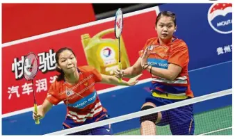  ??  ?? All pumped up: Chow Mei Kuan (left) and Lee Meng Yean are out to show that they are no pushovers at the Asian Games in Jakarta.