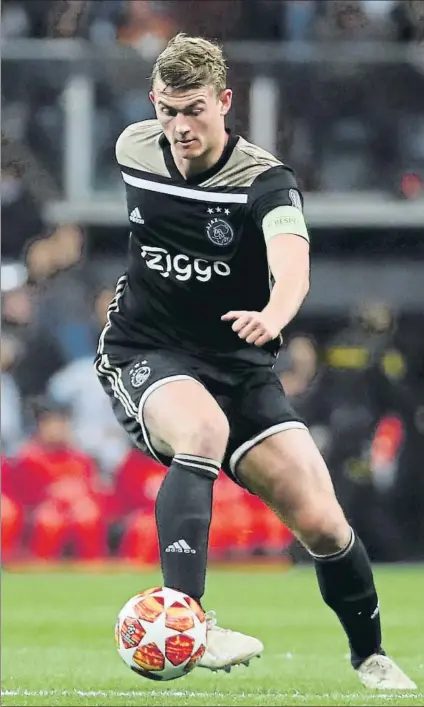  ?? FOTO: J.A. SIRVENT ?? De Ligt confía en seguir los pasos de su amigo De Jong El central y capitán del Ajax tiene como prioridad jugar en el Barça