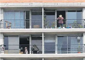  ??  ?? La práctica de baile es muy común por estos días de cuarentena en Medellín (foto Jaiver Nieto). La foto central y de la derecha fueron tomadas en Bogotá donde las personas disfrutan de la lectura desde sus balcon