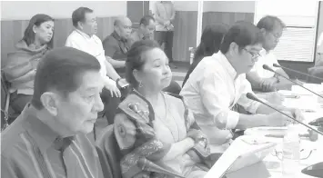  ??  ?? House Speaker Gloria Macapagal-Arroyo presides over a hearing on the expansion of the Ro-Ro system in the country. With her is Cebu City North District Representa­tive Raul del Mar.
