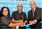  ?? ?? The Mervyn de Silva Journalist of the Year (2019): Sanjeewani Samarasena of Sathi Aga Aruna receives the award from Kumar Nadesan, Chairman Sri Lanka Press Institute and Siri Ranasinghe, President Editors' Guild of Sri Lanka and Chief Editor Daily Lankadeepa