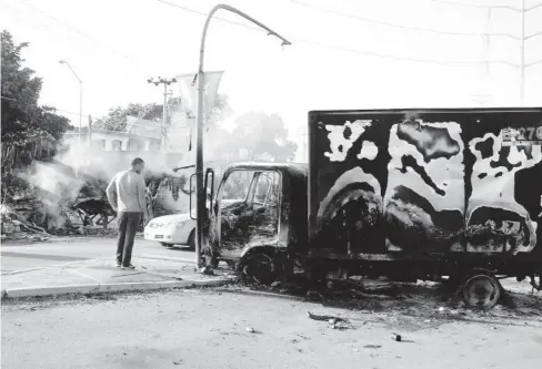  ?? FOTO: EL DEBATE ?? > Autos quemados durante los enfrentami­entos del 17 de octubre del 2019.