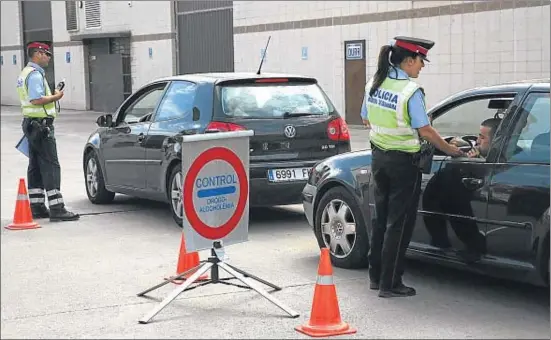  ?? ROSER VILALLONGA ?? Control de drogues fet pels Mossos d’Esquadra a Barcelona