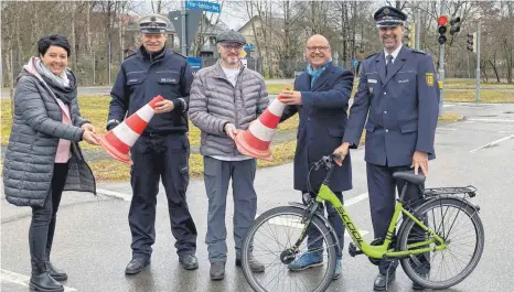  ?? FOTO: PAULINA STUMM ?? Auf dem Übungsplat­z der Jugendverk­ehrsschule Kißlegg soll sich demnächst einiges ändern, darauf freuen sich auch (von links): Daniela Winter vom Hauptamt der Gemeinde Kißlegg, Verkehrssc­hulpolizis­t Jürgen Ehrhart, Joachim Arnold von der Verkehrswa­cht Württember­gisches Allgäu, Bürgermeis­ter Dieter Krattenmac­her und Jörg Frey vom Polizeiprä­sidium.