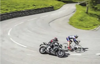  ??  ?? Même si Maxence a tout donné au départ, dès les premiers mètres, la moto bondit en avant grâce à ses 125 ch. Dans cette descente, il aura développé jusqu'à 1 426 watts sur les relances, ce qui correspond à 2 ch. Au point de corde, difficile de...