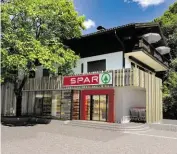  ??  ?? Der SPAR-Markt in der Salzburger Traunstraß­e erstrahlt in neuem Glanz.