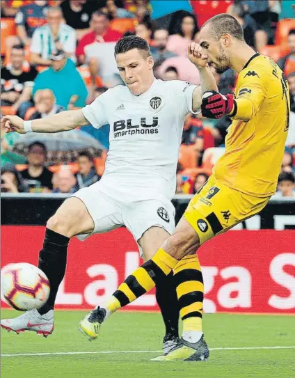  ?? FOTO: EFE ?? Gameiro, ante Pau Los delanteros del Valencia fueron incapaces de superar al meta bético