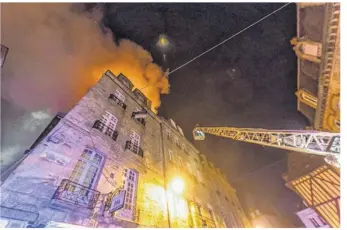  ??  ?? Deux grandes échelles ont été déployées (photo Philippe Le Mercier / SDIS22)