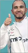  ??  ?? Victoria. Lewis Hamilton levanta el pulgar luego de ganar la carrera.