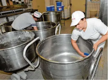  ?? Fotos: Thorsten Jordan ?? Bäckermeis­terin Stefanie Bachmeir überwacht in der Bäckerei Manhart in Landsberg die Reinigung der Rührschüss­eln und legt auch selber Hand an.