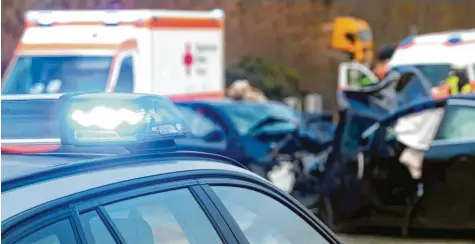  ?? Symbolfoto: Alexander Kaya ?? Wie schnell sind die Retter im Notfall vor Ort? Im Raum Augsburg sollen mehrere Rettungswa­gen zusätzlich installier­t werden.