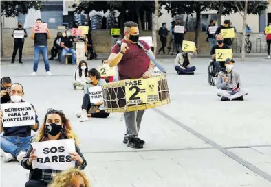  ?? JAIME GALINDO ?? Protesta de los hosteleros en la plaza Pliar contra las restriccio­nes aplicadas a su actividad, el pasado día 5.