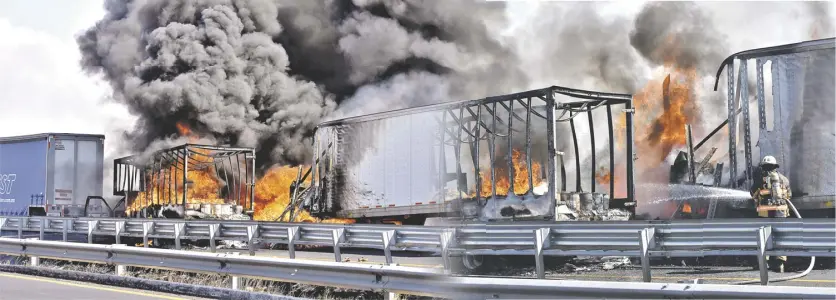  ??  ?? Dos tráileres en la autopista fueron quemados, Bomberos apagaron el incendio.