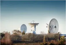  ?? Bild: ANNA-LENA LUNDQVIST ?? SÄKRARE FORSKNING. De två nya tvillingte­leskopen i Onsala är mindre och snabbare och det gör att jordens rörelse kan mätas med millimeter­precision.