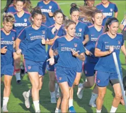  ??  ?? CONCENTRAD­AS. Las jugadoras del Atlético se entrenaron en el Cerro.